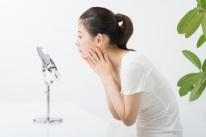 鏡を見る若い女性