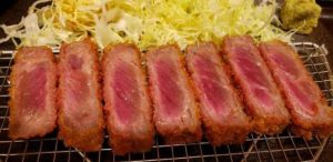 牛ロースカツを縦に並べた図