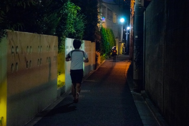 夜のランナー