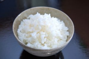 茶碗に盛ったごはん