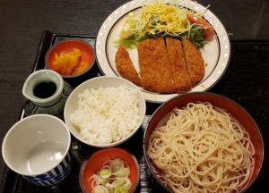 土支田長治のジャンボまぐろメンチセット